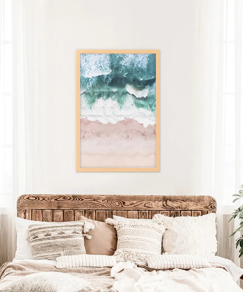 Küstendekoration für die Wand. Rosa Strand, blaue Wellen