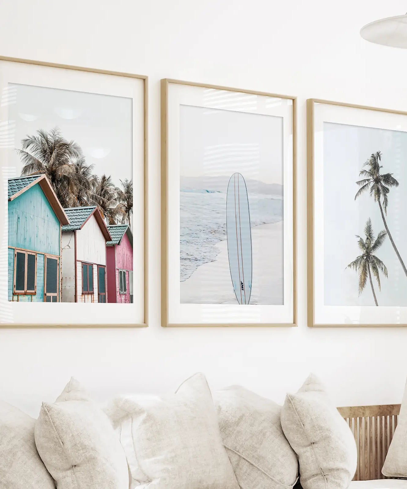Kalifornische Boho Wandkunst. Surfbrett, Palmen, Strand, Hütten