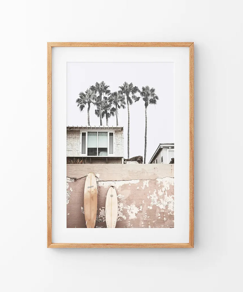 Print im Küstensurfer-Stil. Terrakotta-Surfbretter