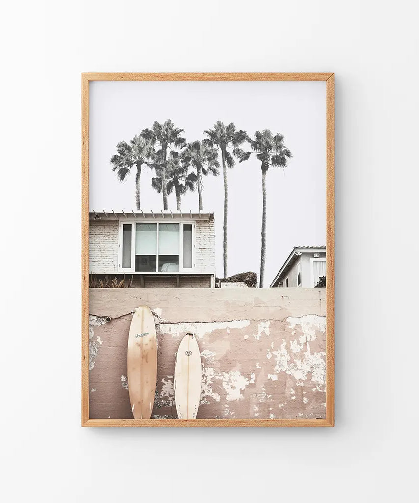Print im Küstensurfer-Stil. Terrakotta-Surfbretter