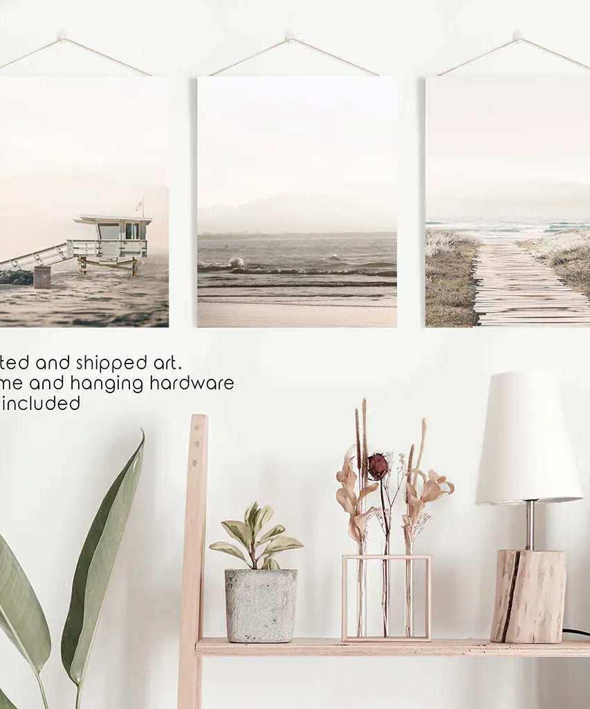 3-teilige beige Wandkunst im Küstenstil. Wellen, Strandweg, Rettungsschwimmer
