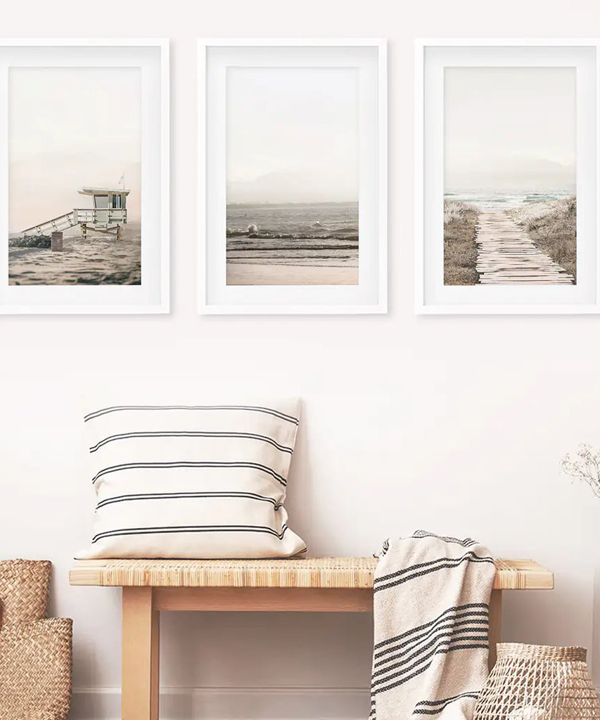 3-teilige beige Wandkunst im Küstenstil. Wellen, Strandweg, Rettungsschwimmer