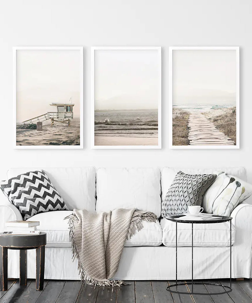 3-teilige beige Wandkunst im Küstenstil. Wellen, Strandweg, Rettungsschwimmer