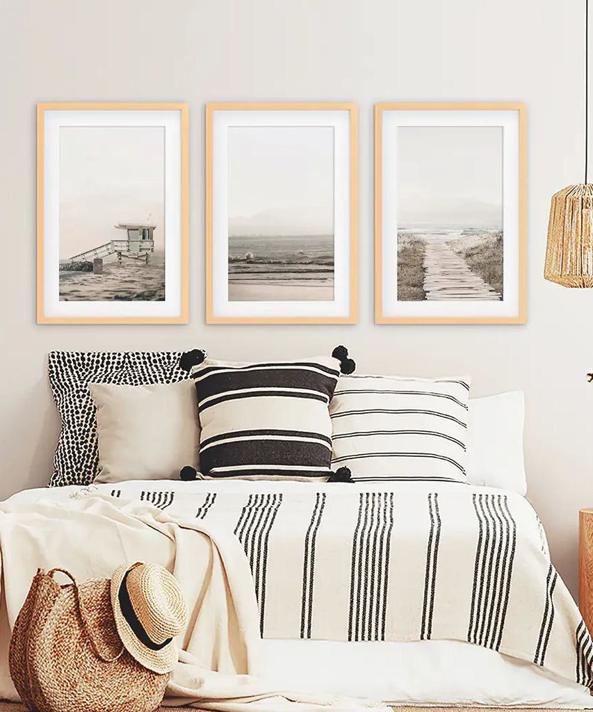 3-teilige beige Wandkunst im Küstenstil. Wellen, Strandweg, Rettungsschwimmer