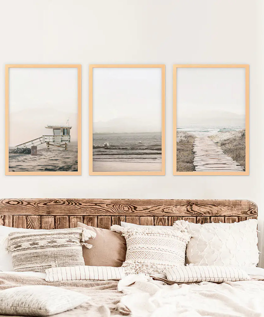 3-teilige beige Wandkunst im Küstenstil. Wellen, Strandweg, Rettungsschwimmer