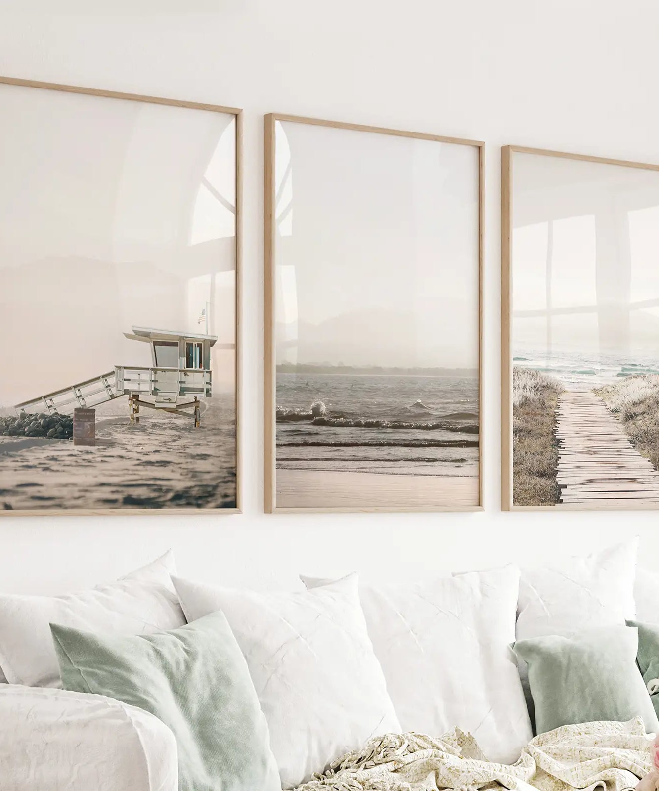 3-teilige beige Wandkunst im Küstenstil. Wellen, Strandweg, Rettungsschwimmer
