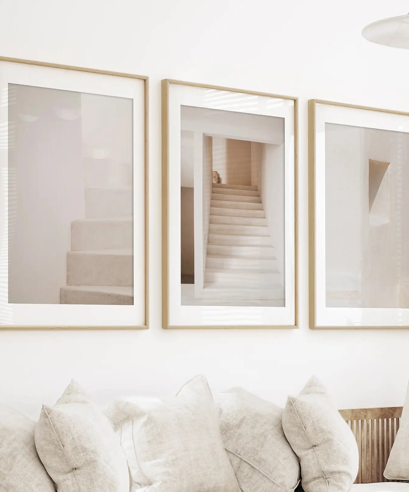 Beigefarbene architektonische Kunstdrucke. Treppen in hellen Farbtönen