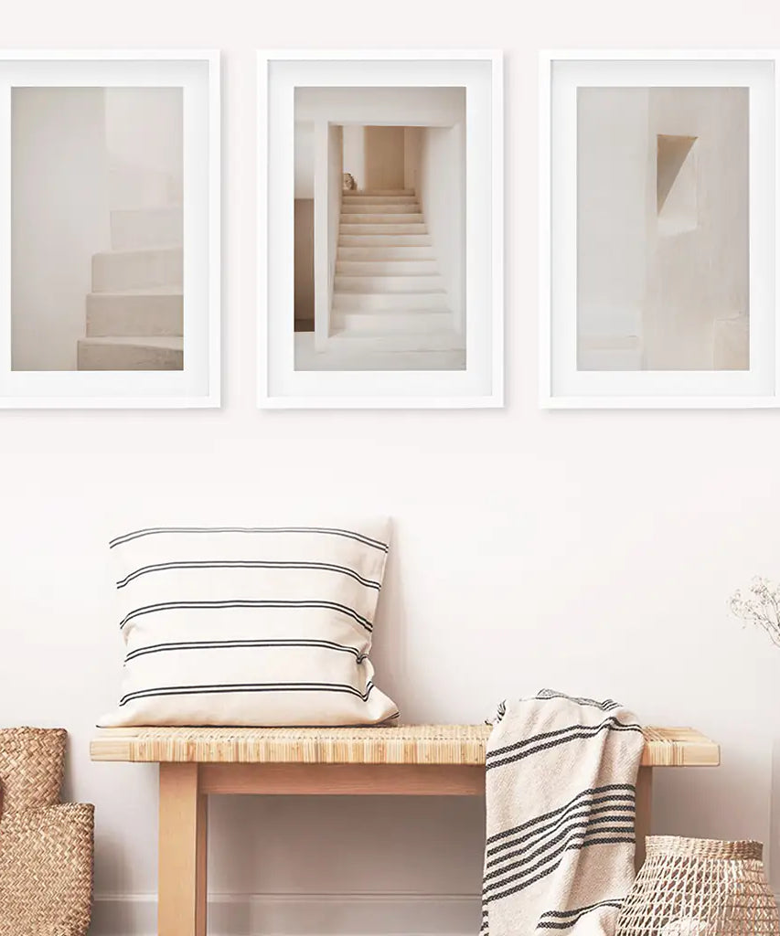 Beigefarbene architektonische Kunstdrucke. Treppen in hellen Farbtönen