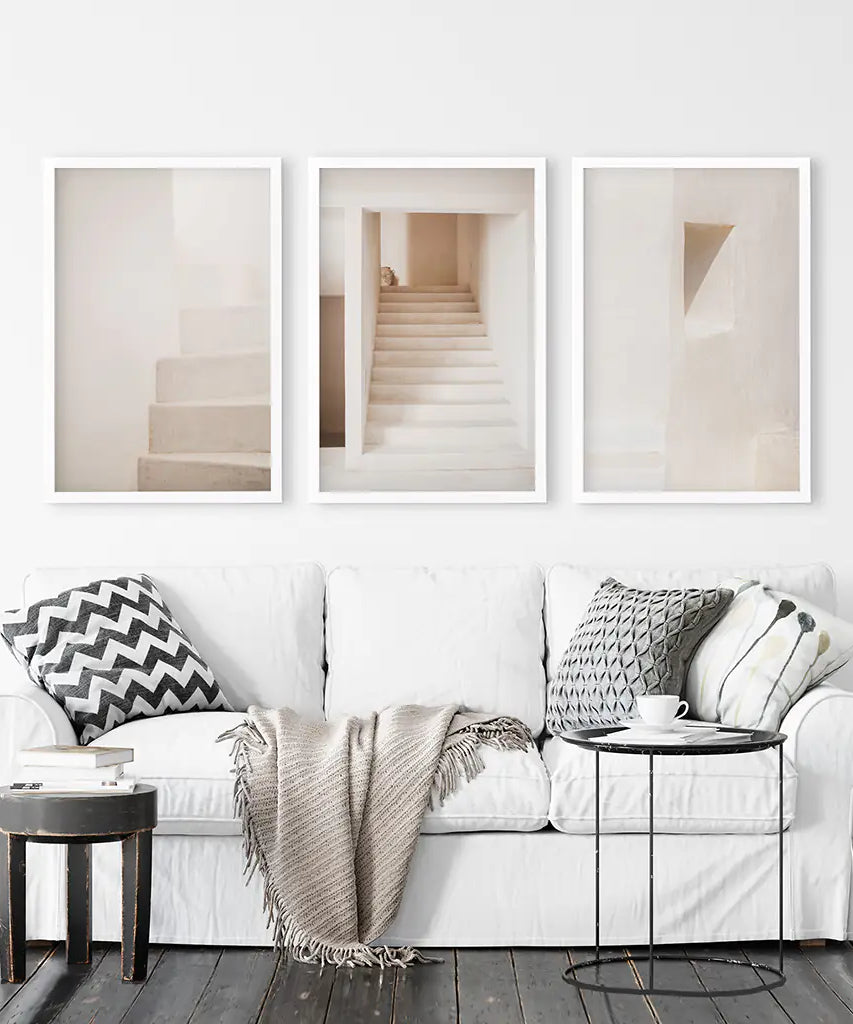 Beigefarbene architektonische Kunstdrucke. Treppen in hellen Farbtönen