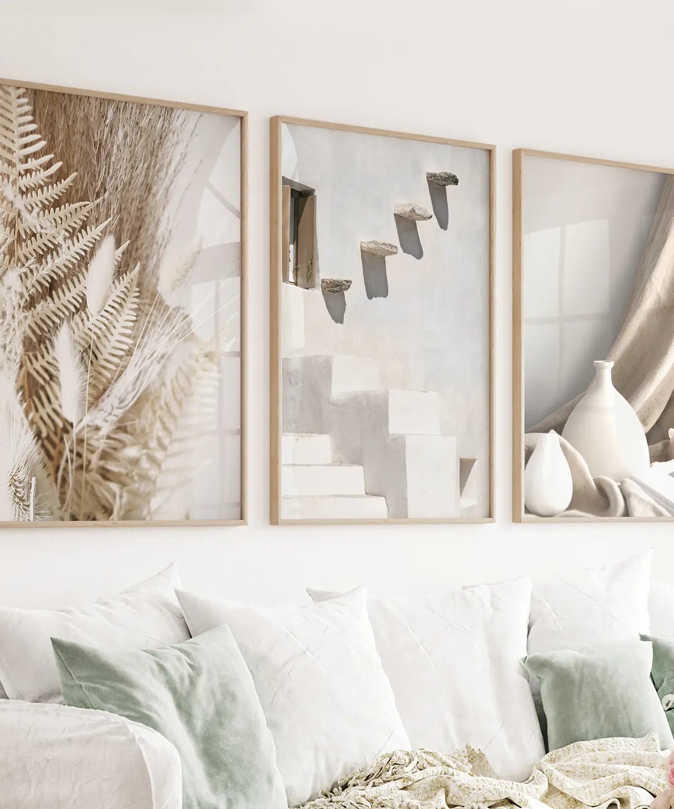 3 neutrale Boho-Wandbilder. Terrakotta-Vase und Treppe