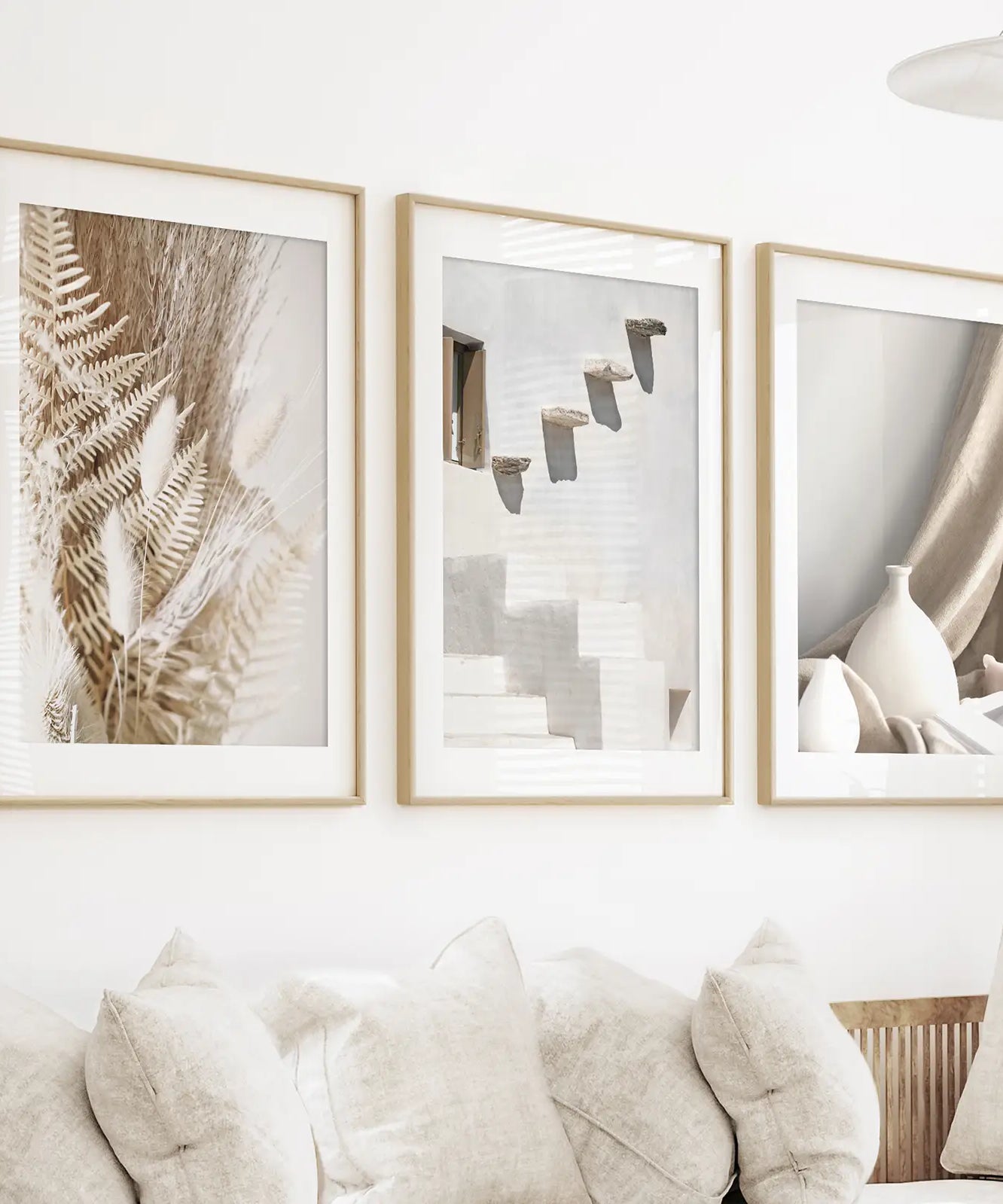 3 neutrale Boho-Wandbilder. Terrakotta-Vase und Treppe