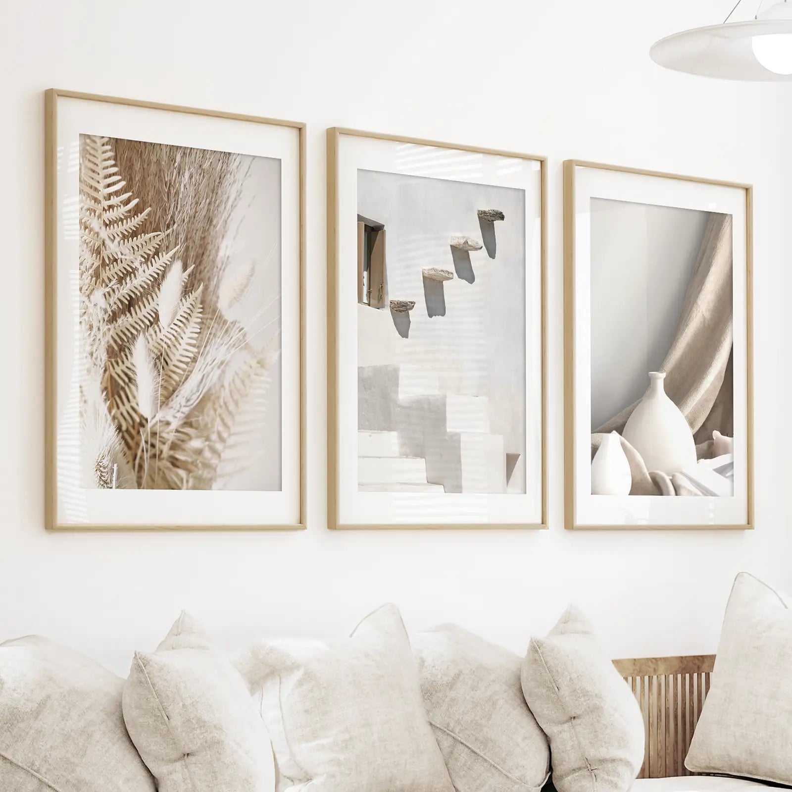 3 neutrale Boho-Wandbilder. Terrakotta-Vase und Treppe