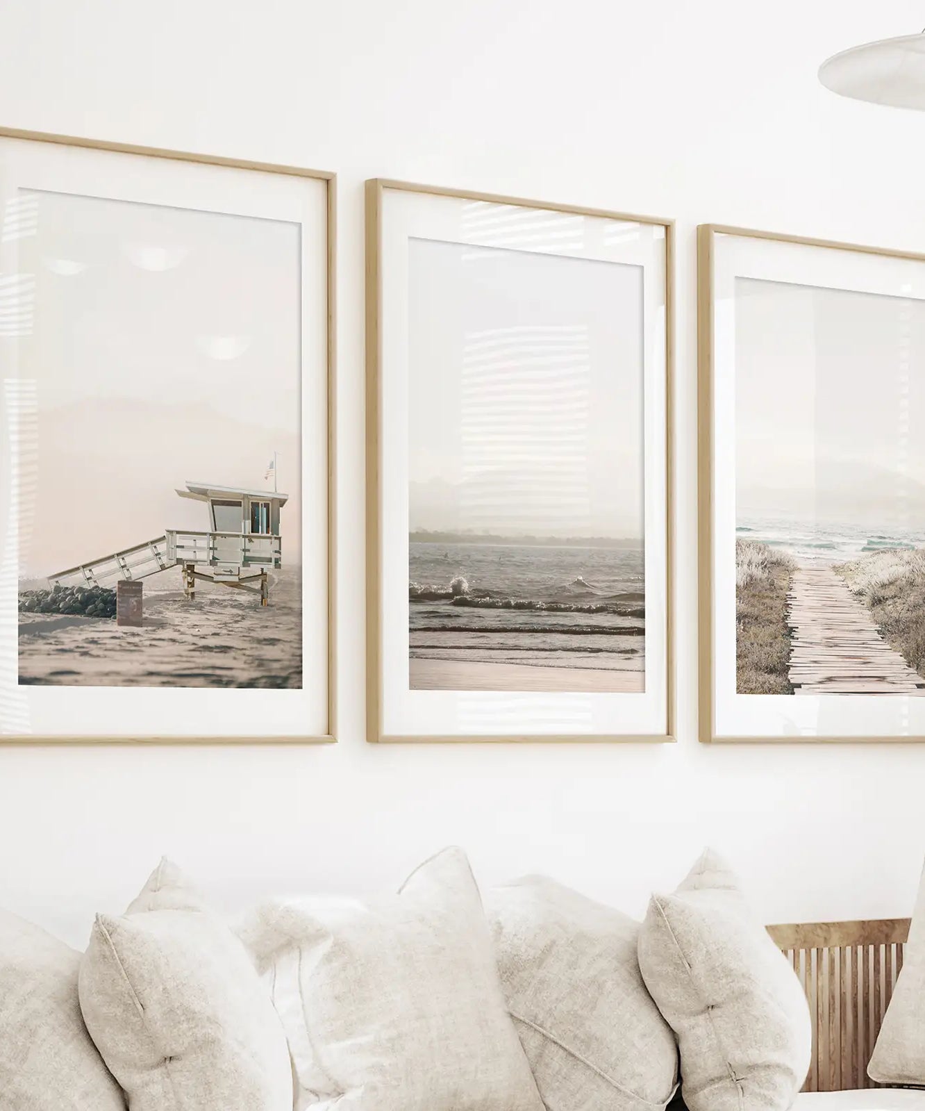3-teilige beige Wandkunst im Küstenstil. Wellen, Strandweg, Rettungsschwimmer