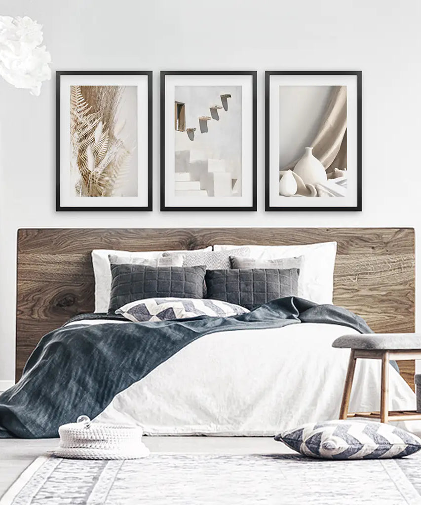 3 neutrale Boho-Wandbilder. Terrakotta-Vase und Treppe