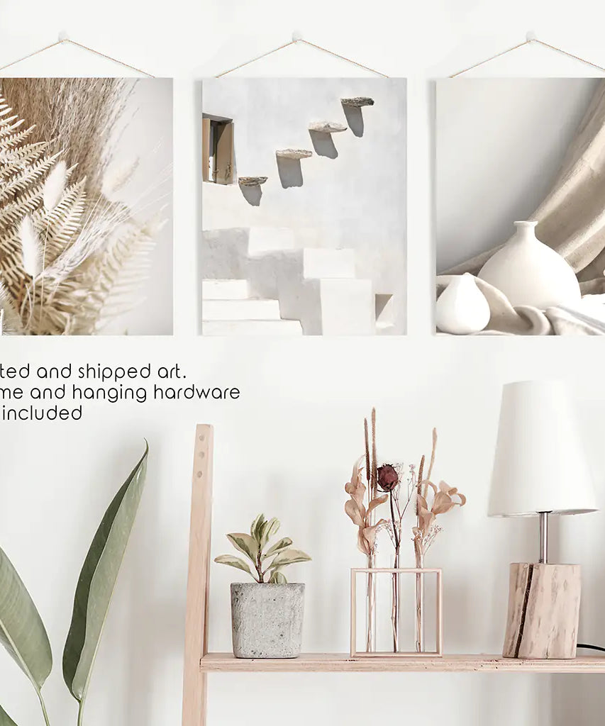 3 neutrale Boho-Wandbilder. Terrakotta-Vase und Treppe