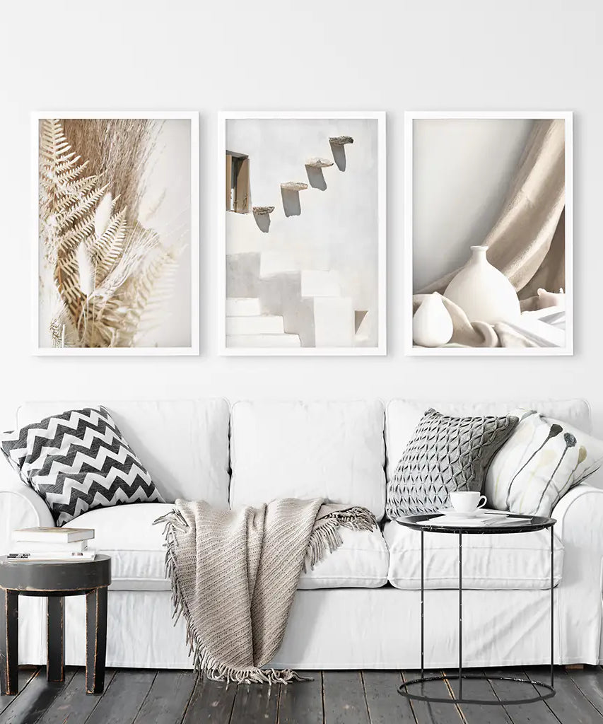 3 neutrale Boho-Wandbilder. Terrakotta-Vase und Treppe