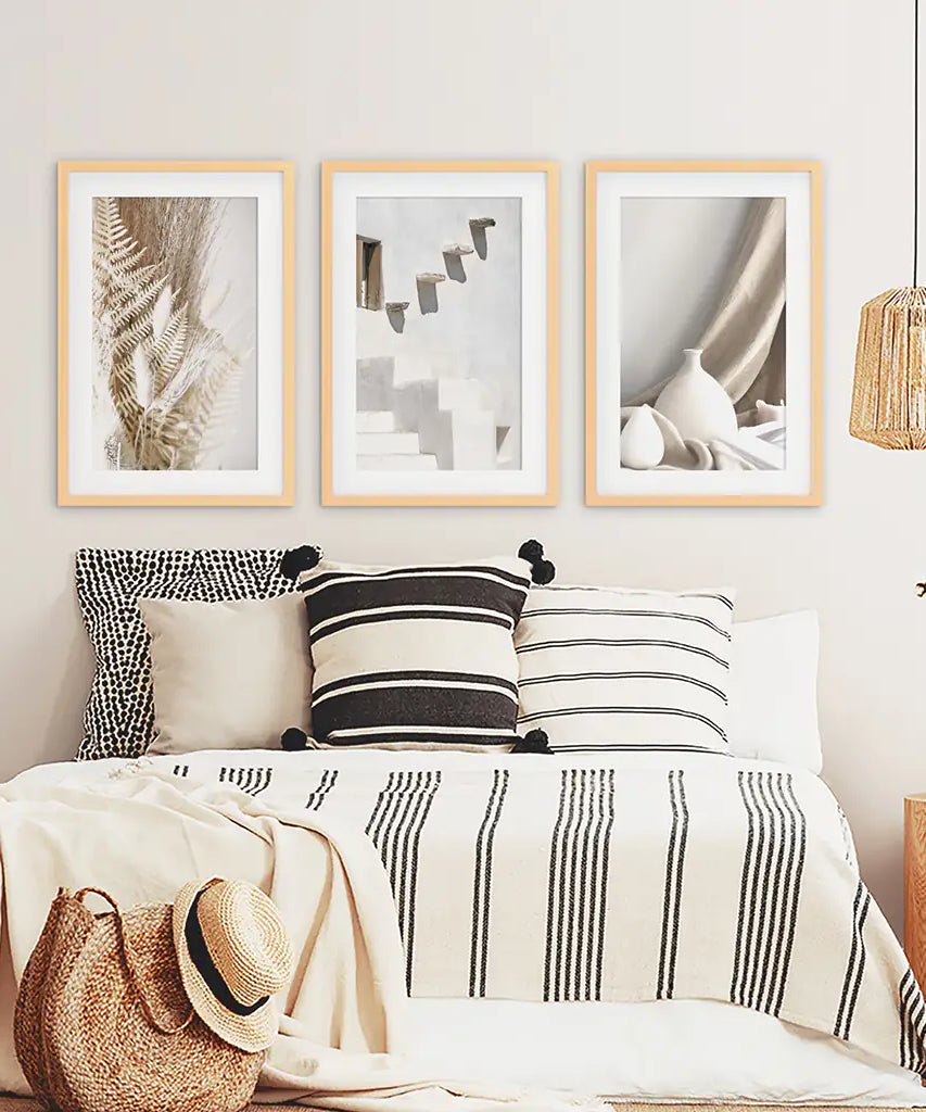 3 neutrale Boho-Wandbilder. Terrakotta-Vase und Treppe