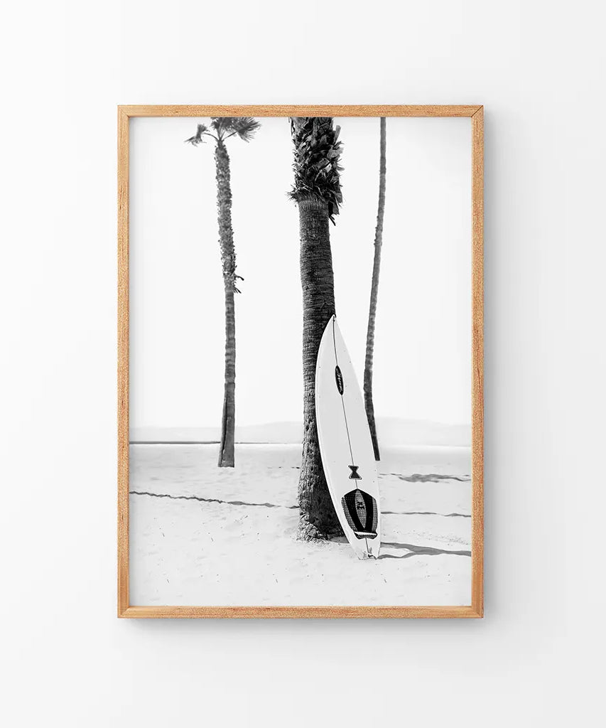 Schwarz-weißes Boho-Sommerposter. Surfbrett, Palmen