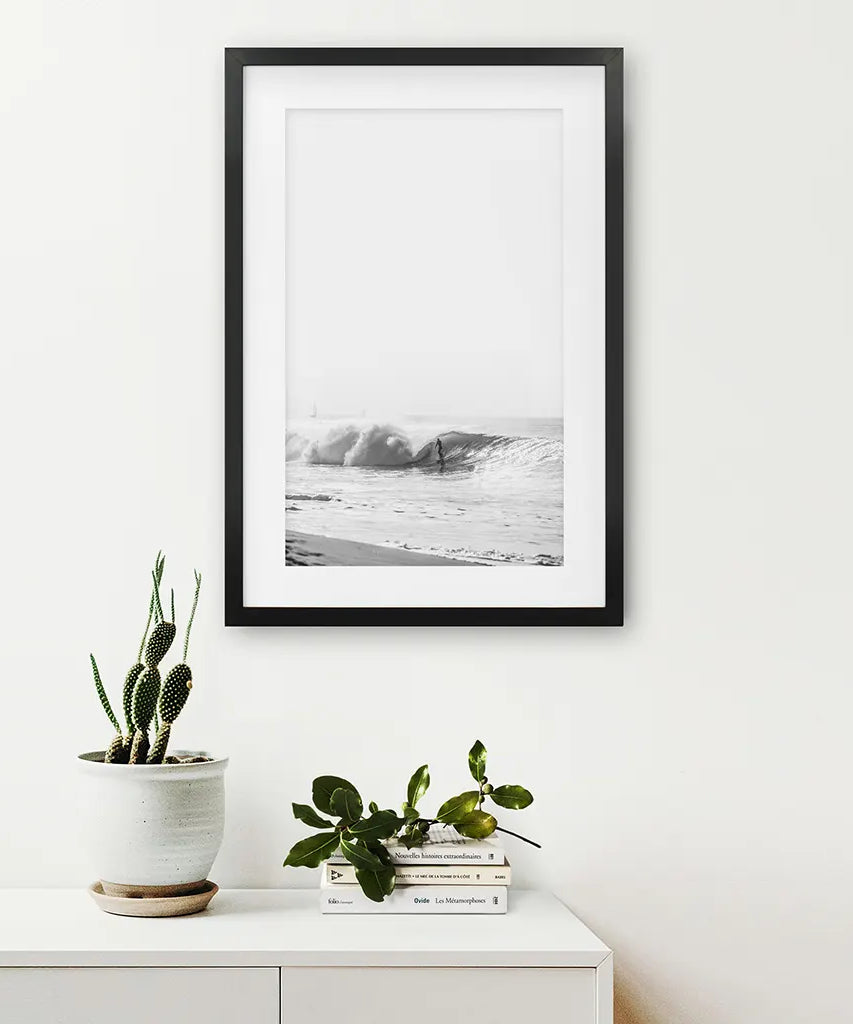 Schwarz-weißes tropisches Boho-Wanddekor. Surfer, Wellen