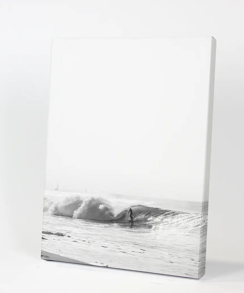 Schwarz-weißes tropisches Boho-Wanddekor. Surfer, Wellen
