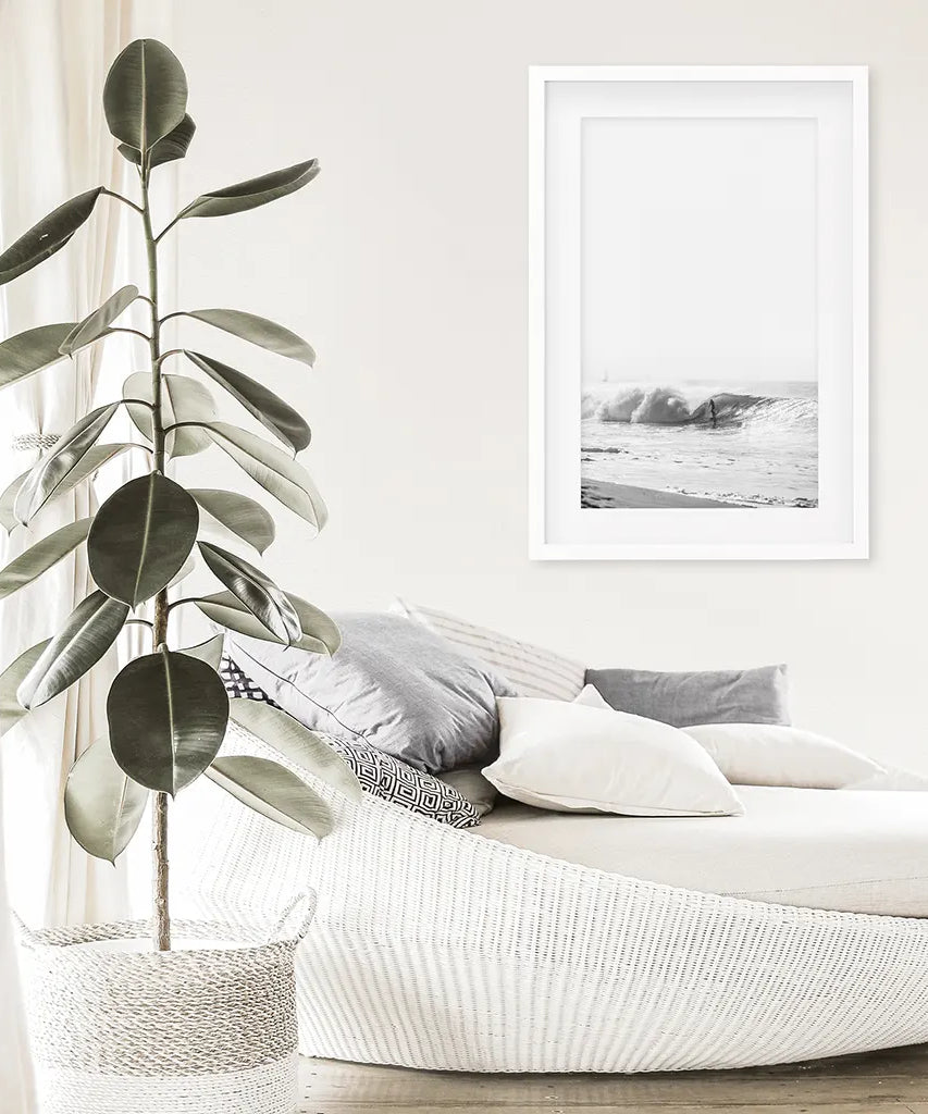 Schwarz-weißes tropisches Boho-Wanddekor. Surfer, Wellen