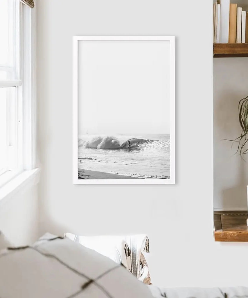Schwarz-weißes tropisches Boho-Wanddekor. Surfer, Wellen