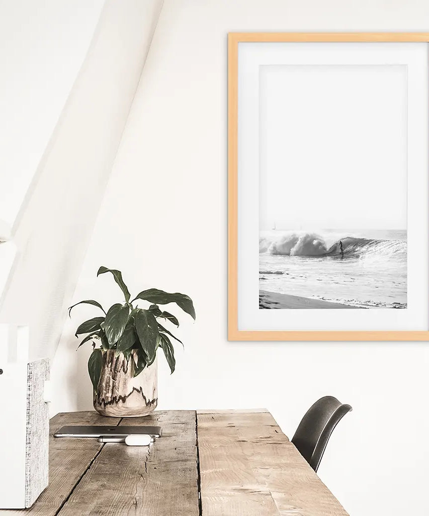 Schwarz-weißes tropisches Boho-Wanddekor. Surfer, Wellen