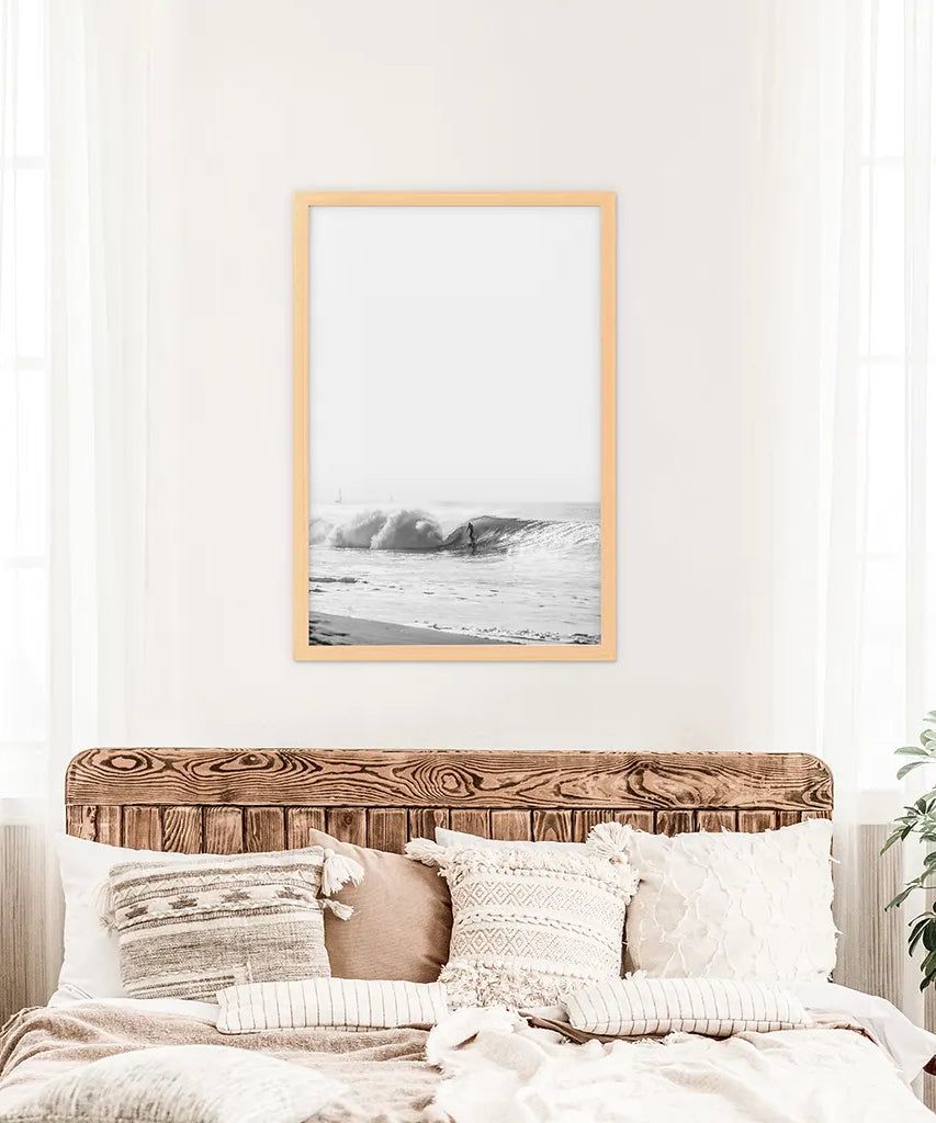 Schwarz-weißes tropisches Boho-Wanddekor. Surfer, Wellen