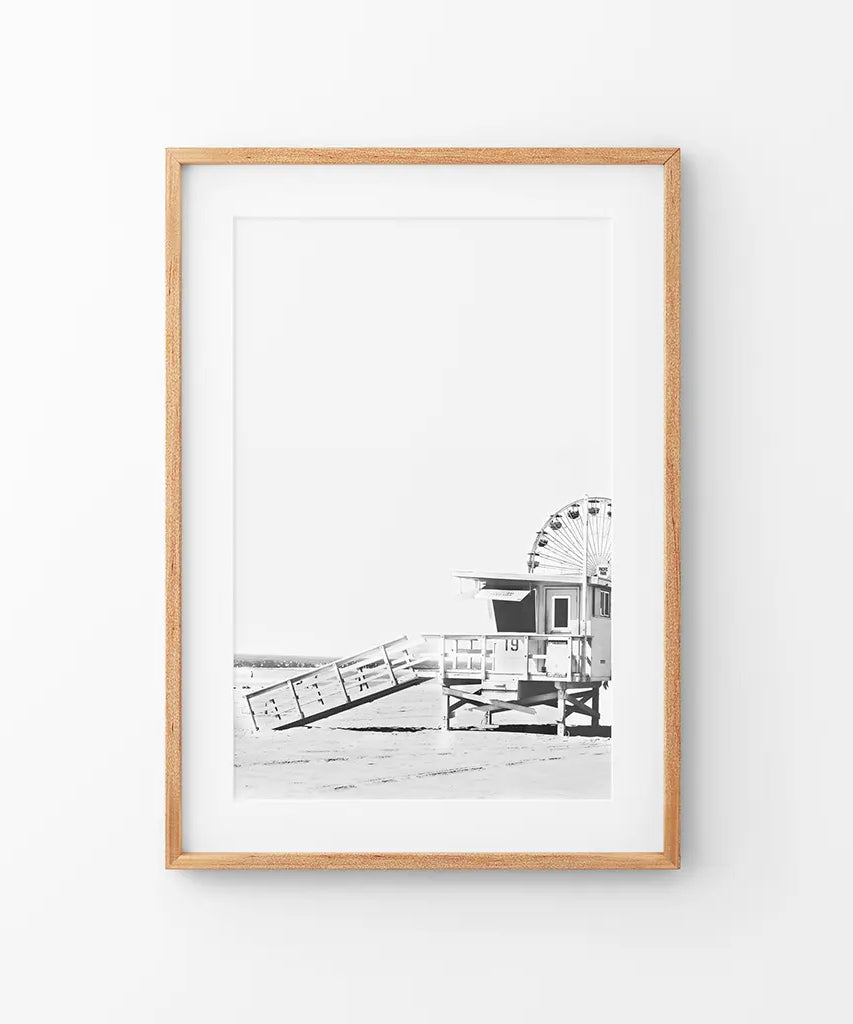 Schwarzes und weißes Kalifornien-Poster. Riesenrad, Rettungsschwimmerhütte