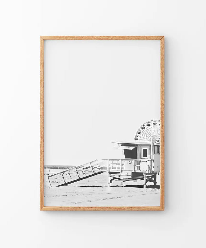 Schwarzes und weißes Kalifornien-Poster. Riesenrad, Rettungsschwimmerhütte