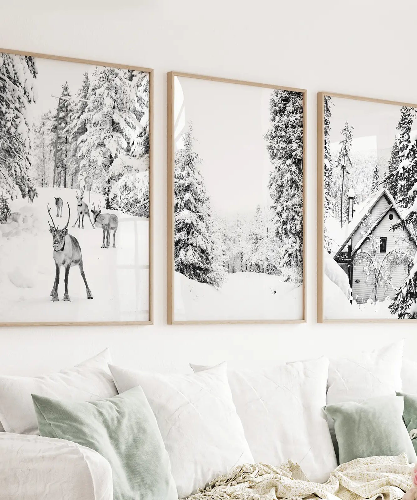 Schwarze, weiße Wandkunst für den Winterwald. Rentiere, Hütte