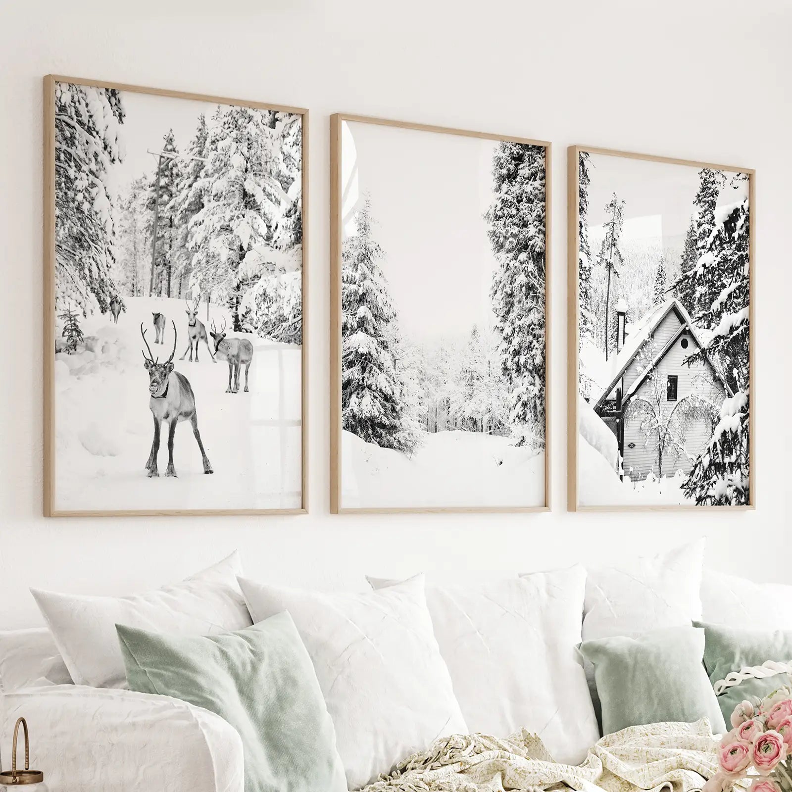 Schwarze, weiße Wandkunst für den Winterwald. Rentiere, Hütte