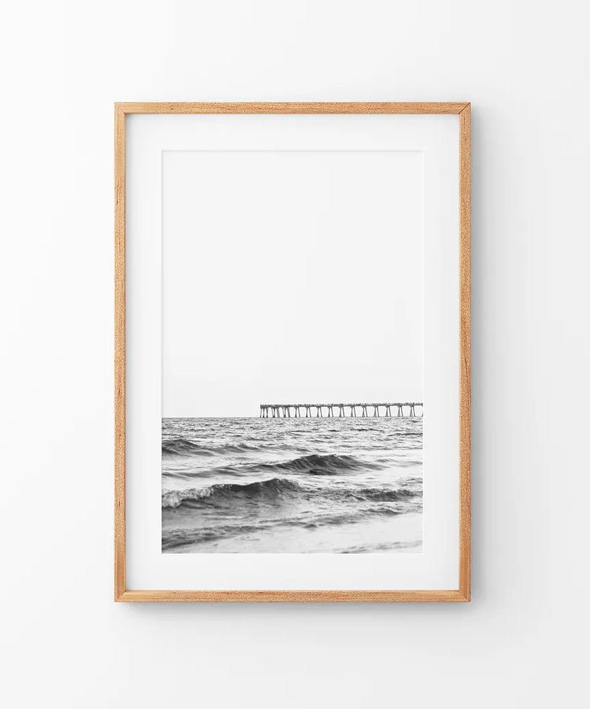 Schwarz-weiß minimalistisches Strandpier-Poster