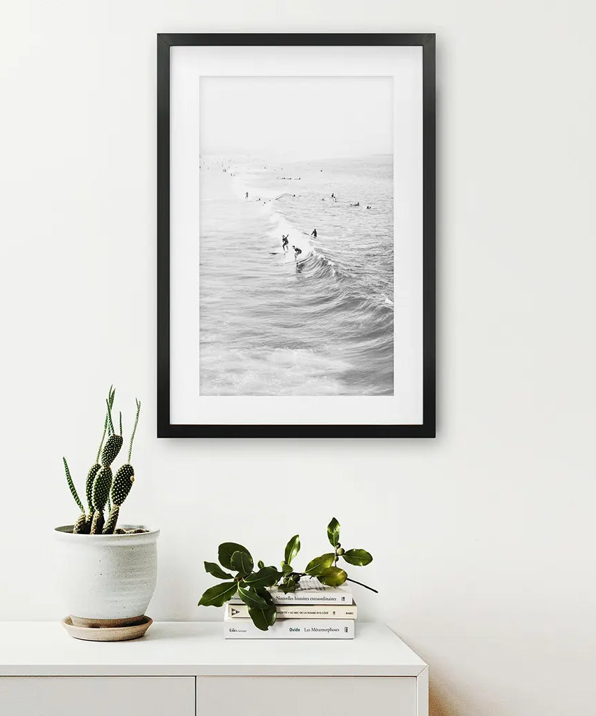 Schwarz-Weiß-Surfer auf den Wellen Wandkunstdruck