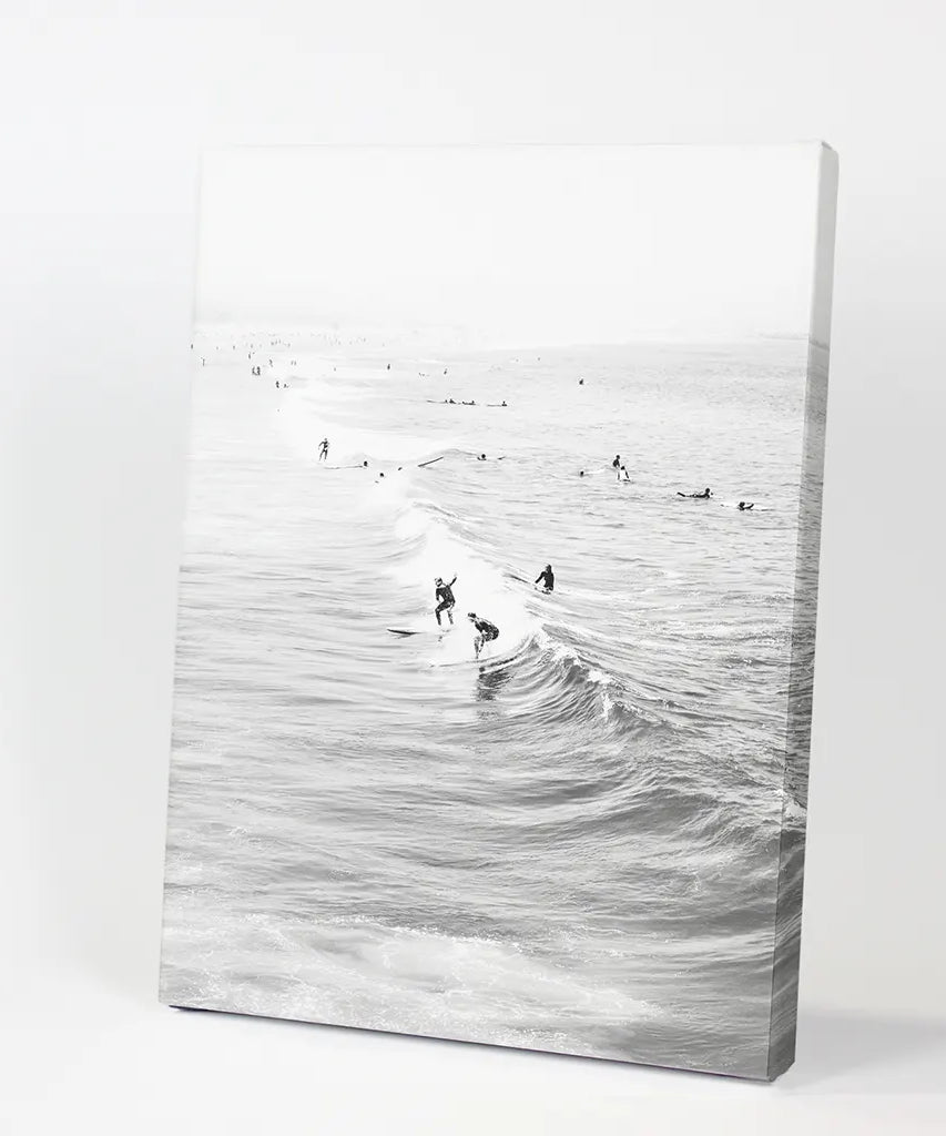 Schwarz-Weiß-Surfer auf den Wellen Wandkunstdruck