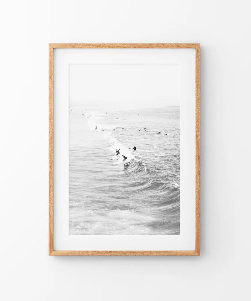 Schwarz-Weiß-Surfer auf den Wellen Wandkunstdruck