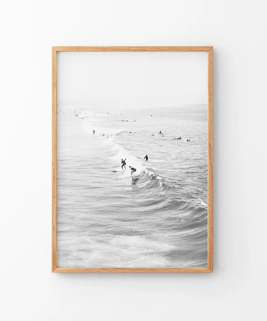 Schwarz-Weiß-Surfer auf den Wellen Wandkunstdruck