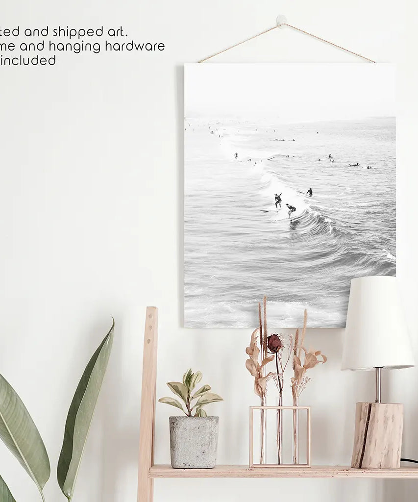 Schwarz-Weiß-Surfer auf den Wellen Wandkunstdruck