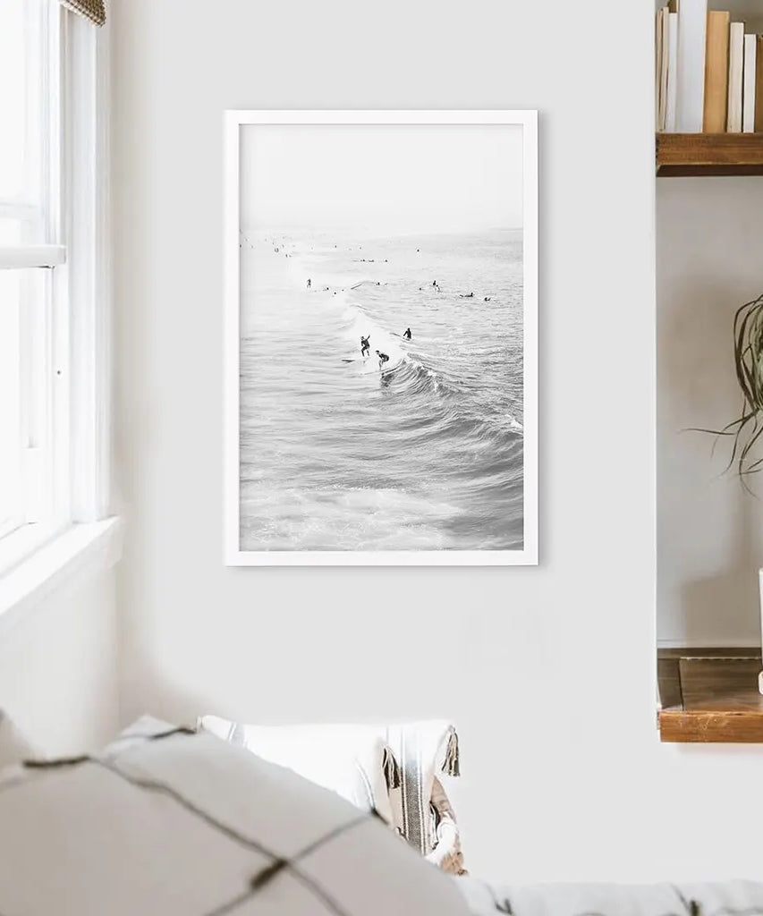Schwarz-Weiß-Surfer auf den Wellen Wandkunstdruck