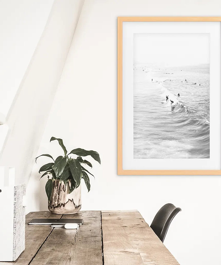 Schwarz-Weiß-Surfer auf den Wellen Wandkunstdruck