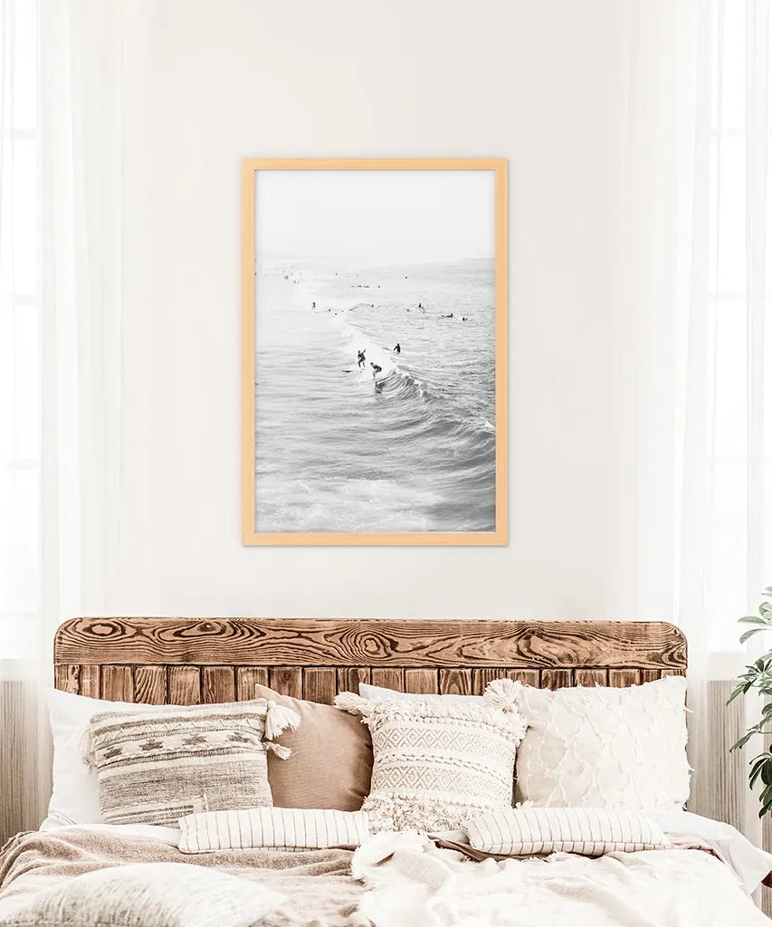 Schwarz-Weiß-Surfer auf den Wellen Wandkunstdruck