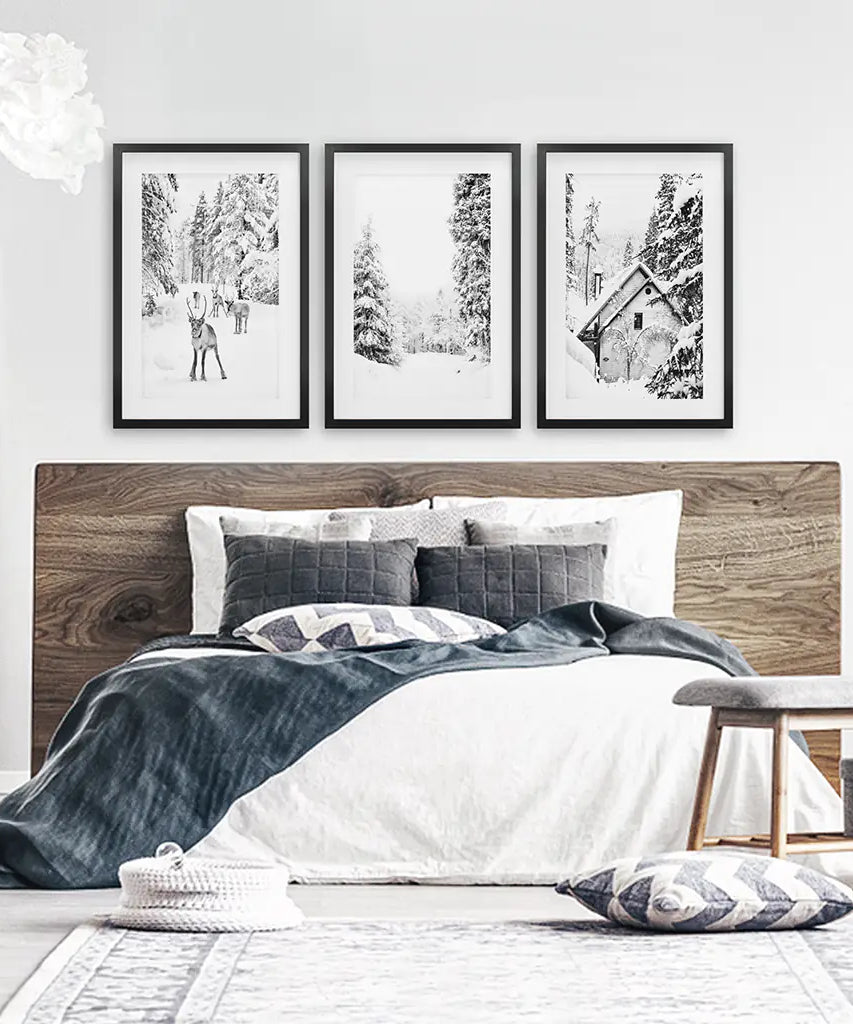 Schwarze, weiße Wandkunst für den Winterwald. Rentiere, Hütte