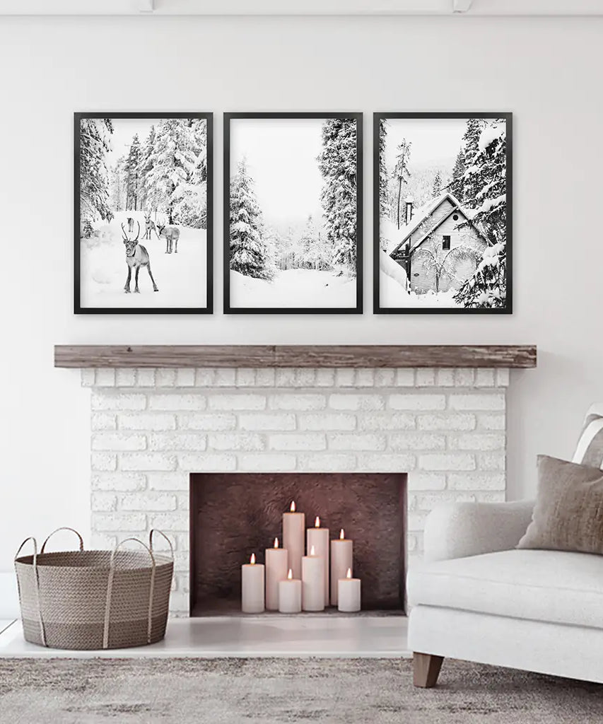 Schwarze, weiße Wandkunst für den Winterwald. Rentiere, Hütte