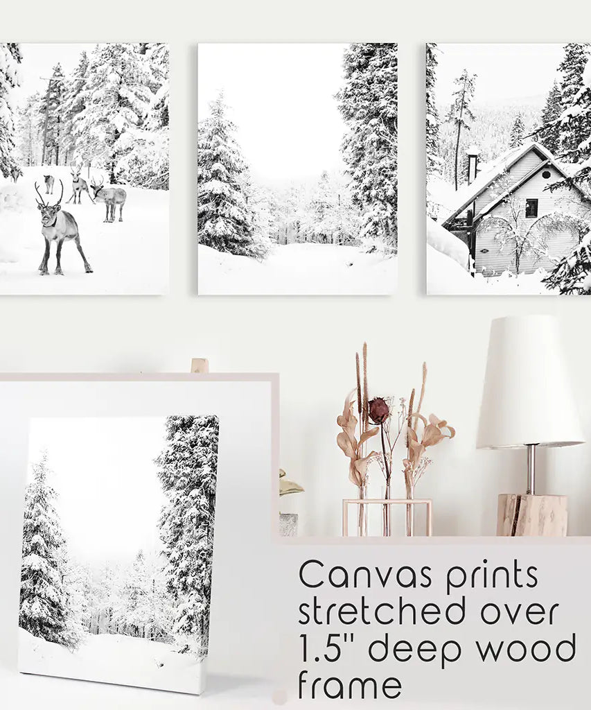 Schwarze, weiße Wandkunst für den Winterwald. Rentiere, Hütte