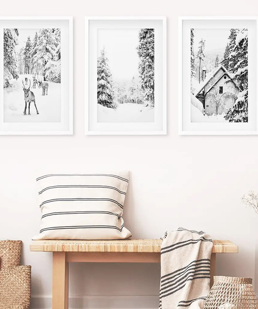 Schwarze, weiße Wandkunst für den Winterwald. Rentiere, Hütte