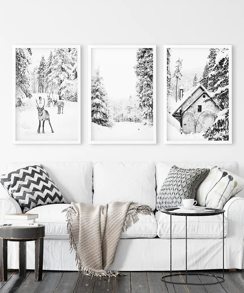 Schwarze, weiße Wandkunst für den Winterwald. Rentiere, Hütte