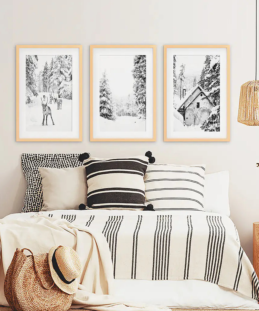 Schwarze, weiße Wandkunst für den Winterwald. Rentiere, Hütte