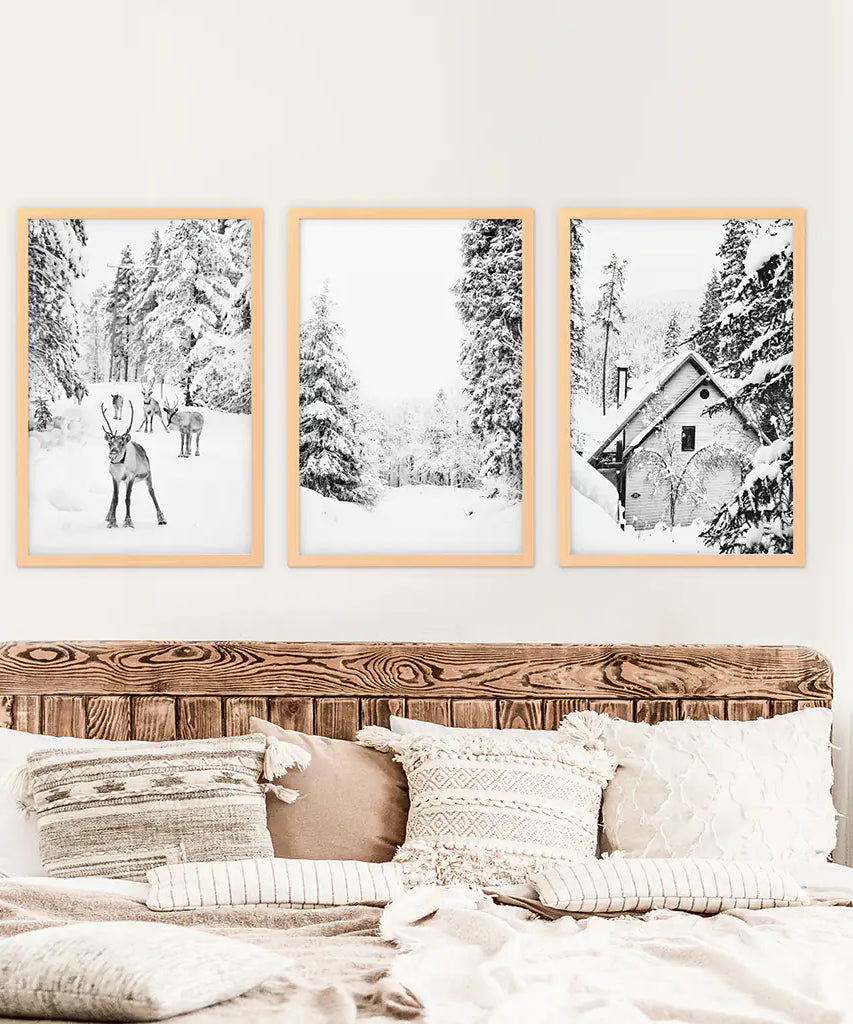 Schwarze, weiße Wandkunst für den Winterwald. Rentiere, Hütte