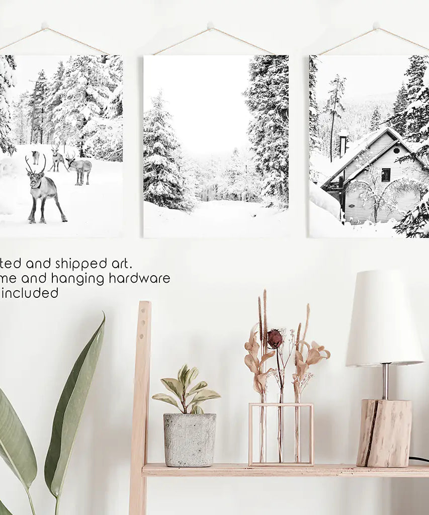 Schwarze, weiße Wandkunst für den Winterwald. Rentiere, Hütte