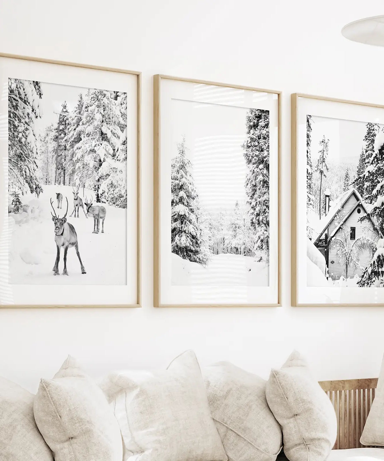 Schwarze, weiße Wandkunst für den Winterwald. Rentiere, Hütte